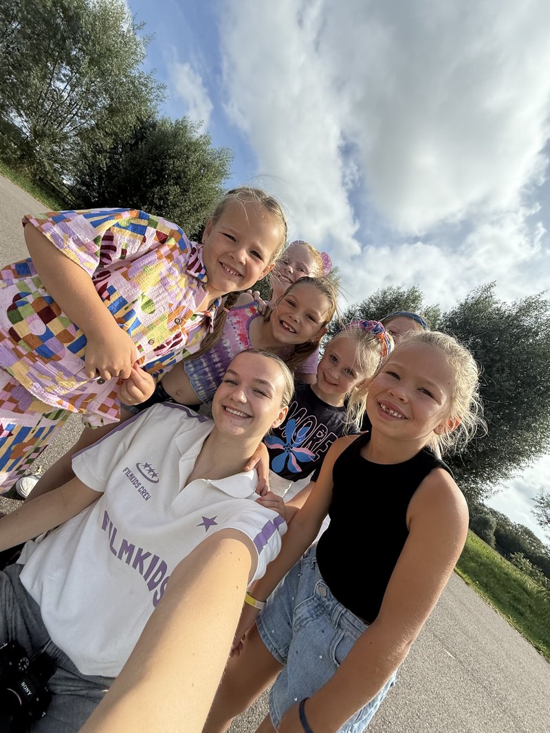 Een groep kinderen houdt trots het eigen filmdiploma omhoog